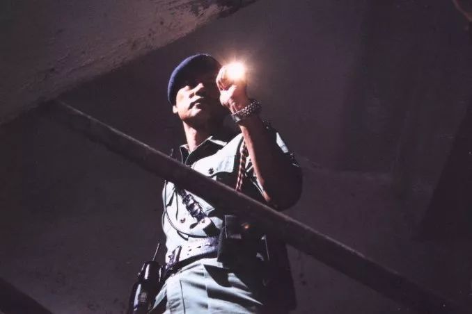 他是香港最低调的影帝，梳起飞机头他又是令人闻风丧胆的江湖大佬