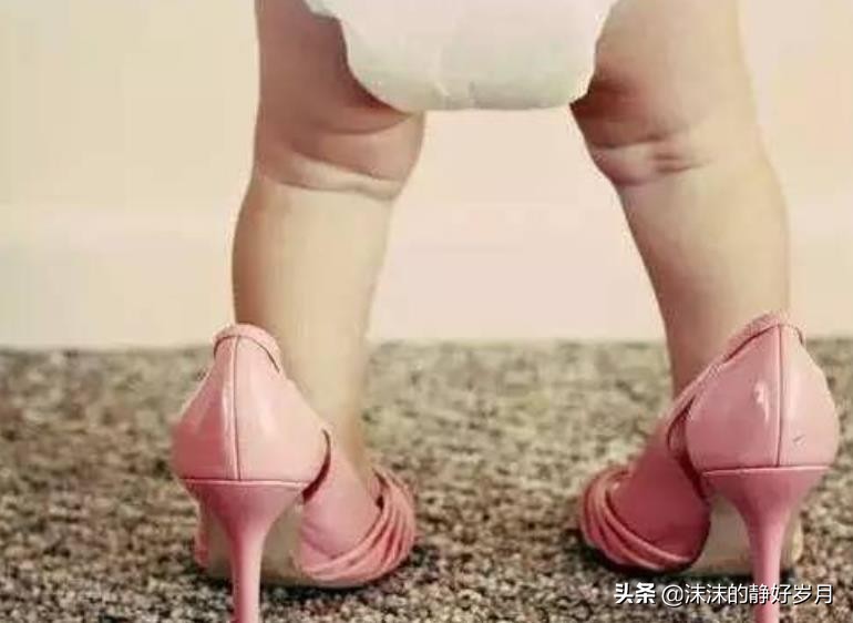 宝宝学走路顺其自然,宝宝学走路妈妈省力技巧