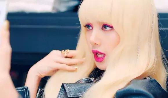 人间芭比lisa安利这个甜酷的女孩,人间芭比lisa穿高跟鞋