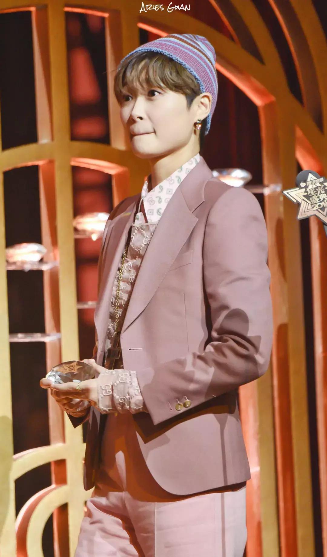 春季黄黑皮糖果色穿搭,冬季糖果色少女感穿搭