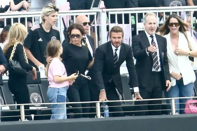 贝克汉姆年轻时穿西装帅照,贝克汉姆穿西装帅气照片