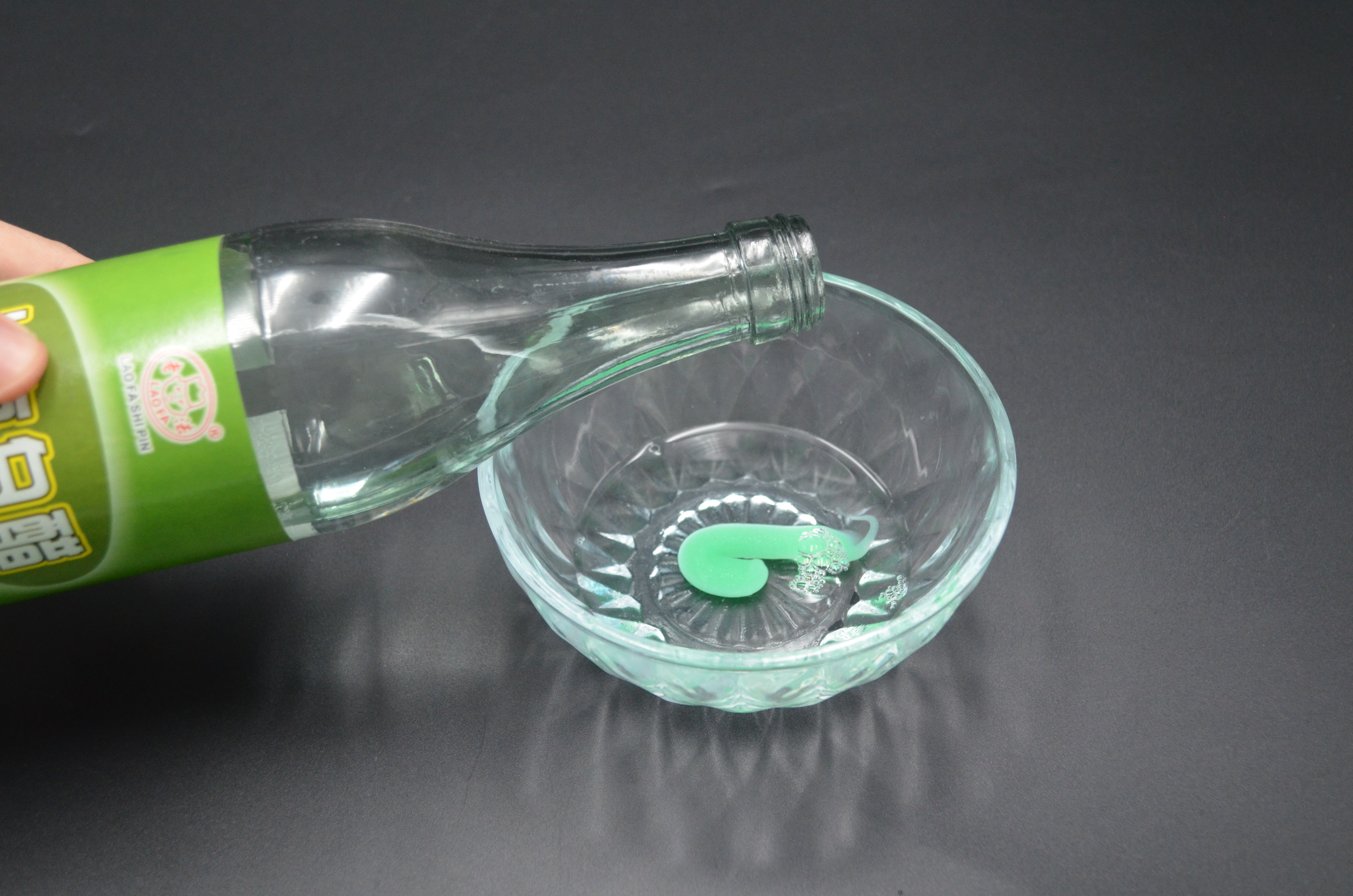 过年大扫除用这个擦玻璃很是方便,家里的玻璃脏了轻轻一擦就干净