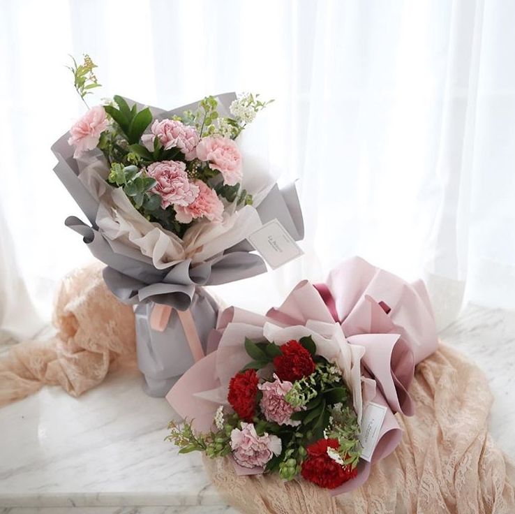 康乃馨插花教程母亲节花篮,母亲节一朵玫瑰四朵康乃馨插花