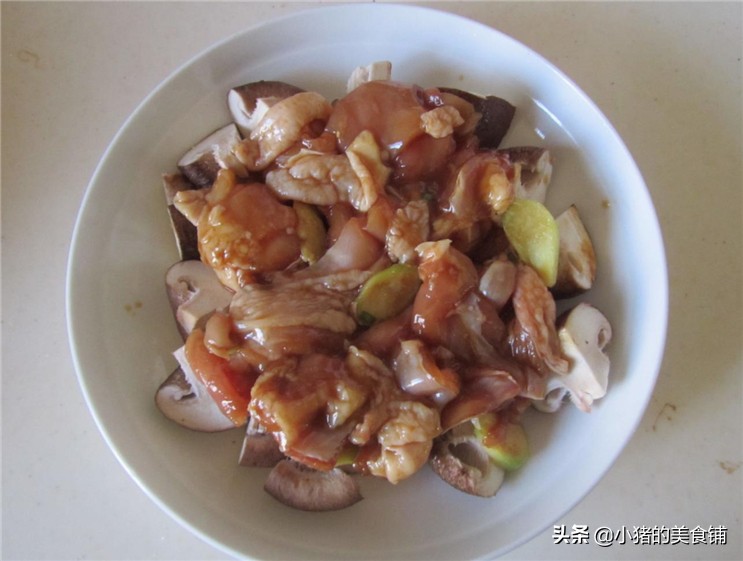 红烧鸡块胡萝卜香菇青椒,香菇香鸡块制作