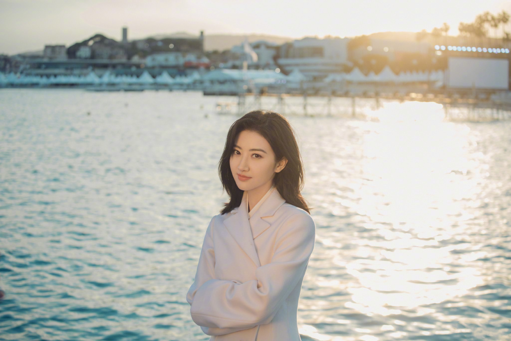 景甜黑色吊肩连衣裙,景甜穿时髦露肩连衣裙