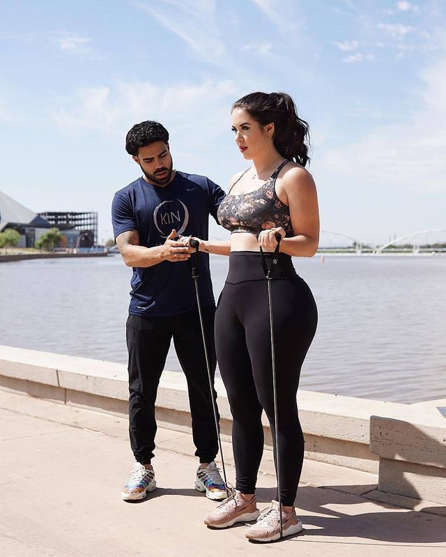 大码模特肥胖身材没有丝毫赘肉感,大码模特600斤却没有赘肉