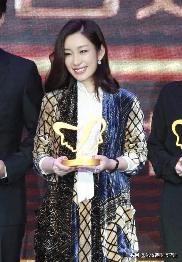 秦海璐白衬衫怎么搭,秦海璐穿西装走混搭风美又飒