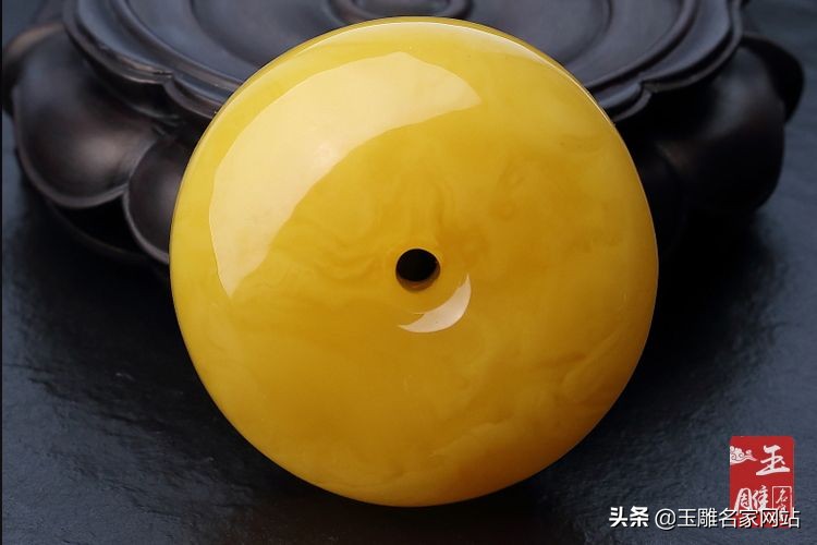 鸡油黄蜜蜡跟鸡油黄玛瑙的区别,蜜蜡是鸡油黄好还是鸡油红好呢