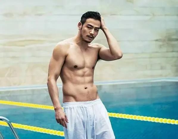 杨天真分析旗下艺人的着装视频,杨天真经纪人穿着