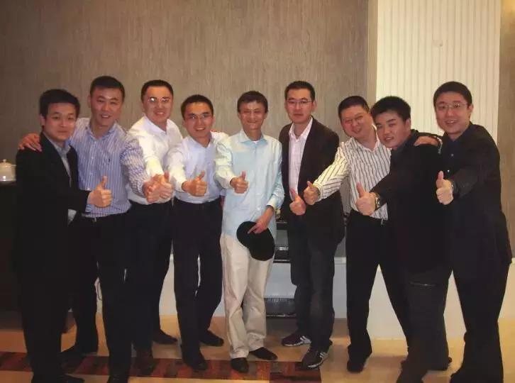 曾和马云打赌跳西湖，从一无所有到年薪百万，高中学历的他，是如何逆袭的？