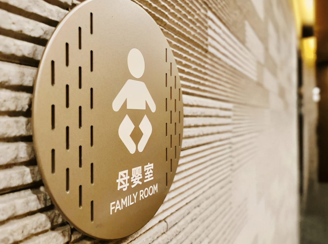 带儿子进女厕被指责,带儿子进女厕所遭指责