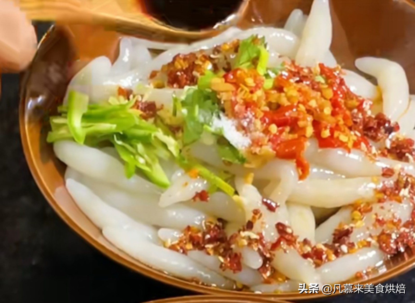 砍回养活了全球6亿人的木薯，做成一道快失传的美食“木薯粉虫”