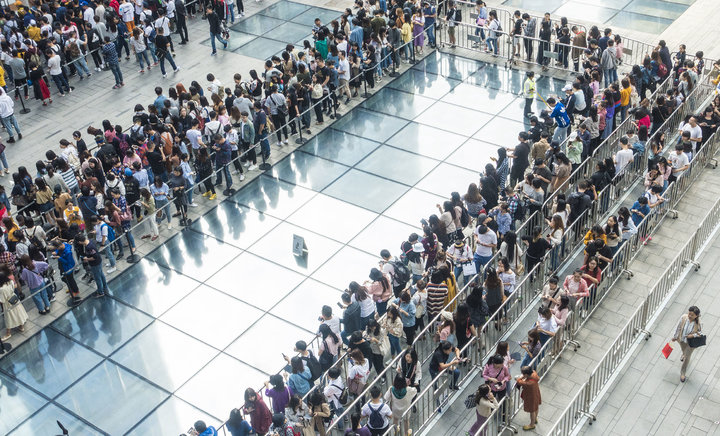 线下排队购买奢侈品,线下排队抢票