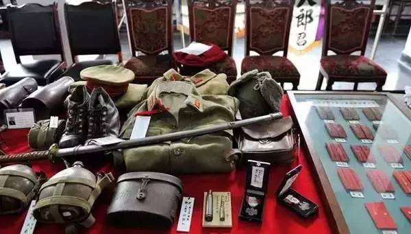 嫌工资低辞职光脚坐在火车站,成都市副市长辞职