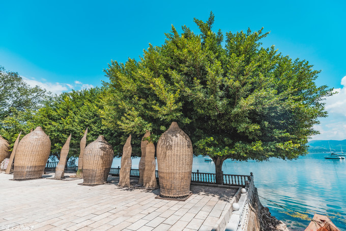 在高山湖泊边拍摄的风景照片湖底,绝美天池风光摄影照片