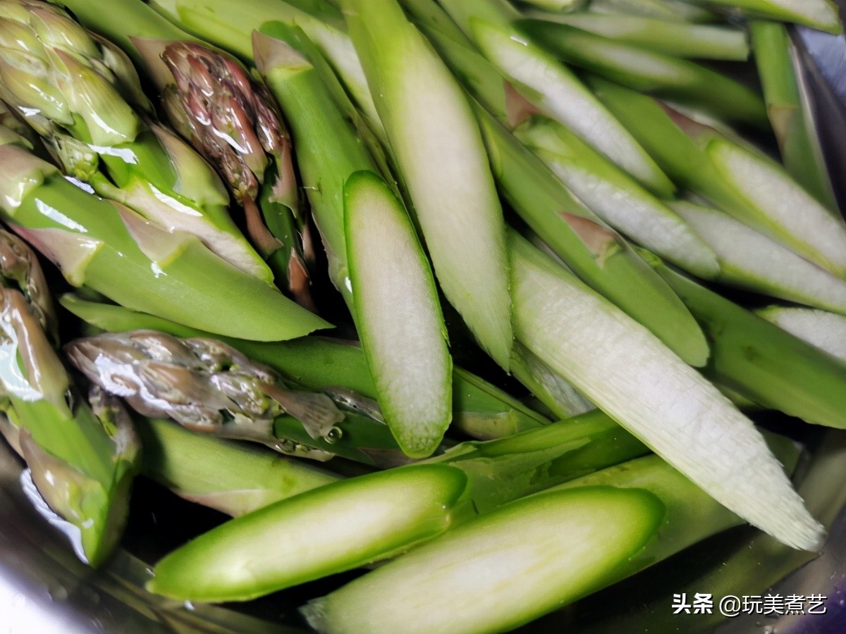 太经典的一道家常菜，每年芦笋一上市，餐桌必有它