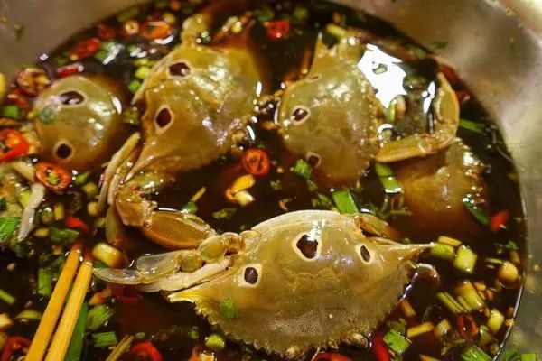 真正吃螃蟹的吃法应该是这样的,吃螃蟹时的美味