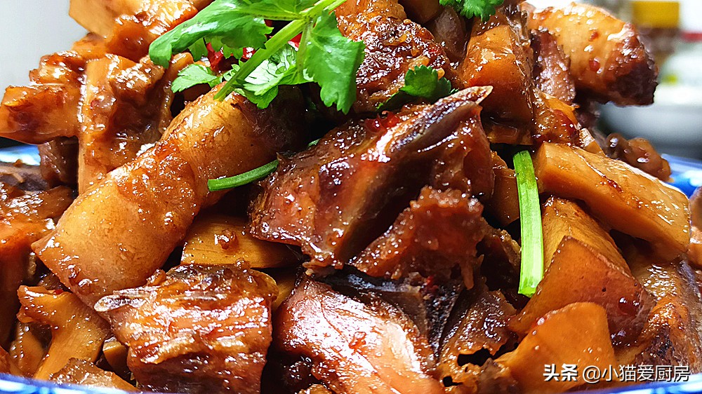 腊鸡怎么炖好吃视频,茶树菇焖腊鸡咸香适口非常下饭