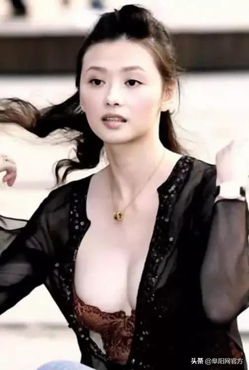 她因胸大成名，却吸毒三次入狱，如今嫁小15岁男友被嫌弃