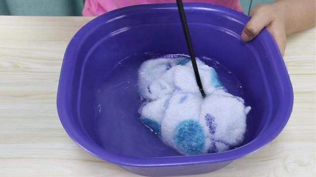 毛巾发粘变硬,为什么毛巾洗完会变硬