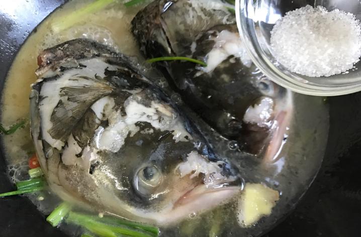 啤酒鱼头怎么做最好吃,鱼头怎么做外酥里嫩香辣可口