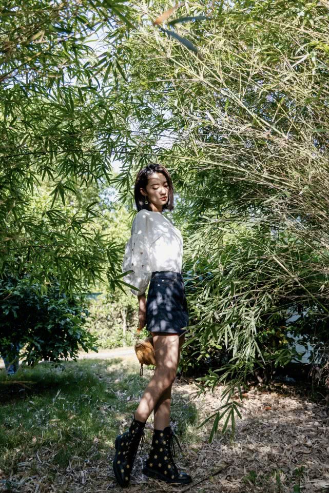 李沁元气满满少女瞬间减龄十岁,李沁羞涩甜美笑容好似邻家女孩