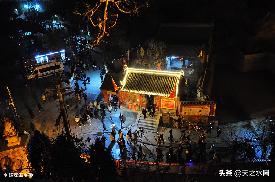 甘肃天水数万民众“上九朝观”祈福纳祥争烧头柱香！（组图）