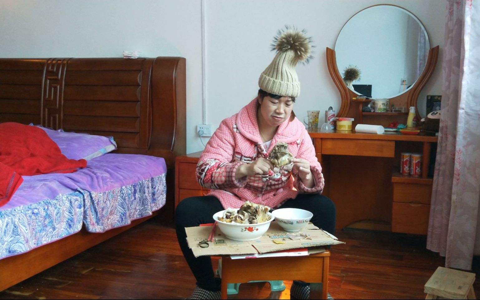 坐月子该不该请月嫂,坐月子请月嫂好还是家里人照顾好