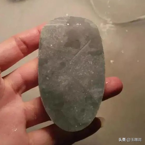 五百块的翡翠料子手工雕刻值得吗,雕刻翡翠牌子加工费多少一个