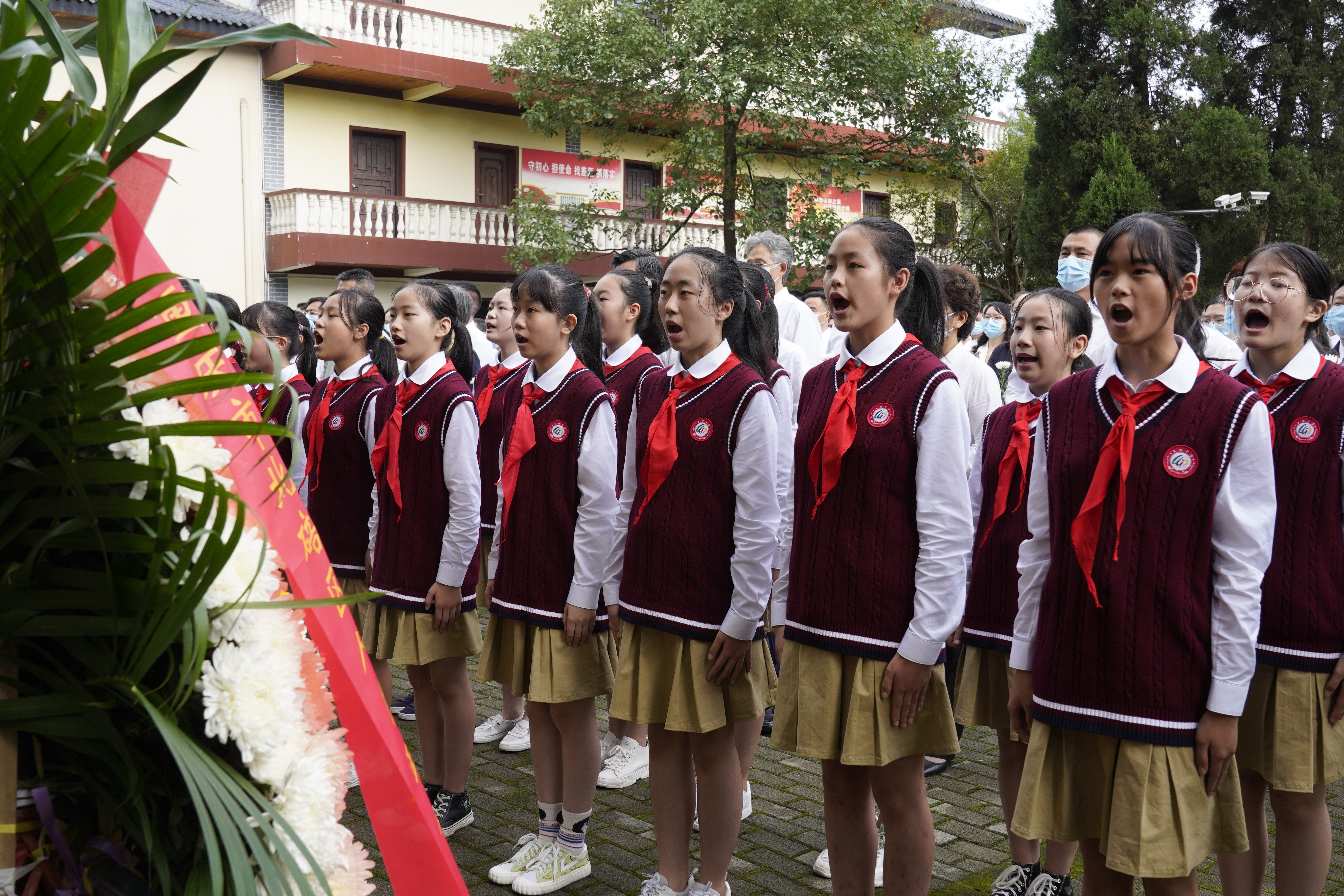 西青区各界向烈士纪念碑敬献花篮,重庆市社会各界向人民英雄献花