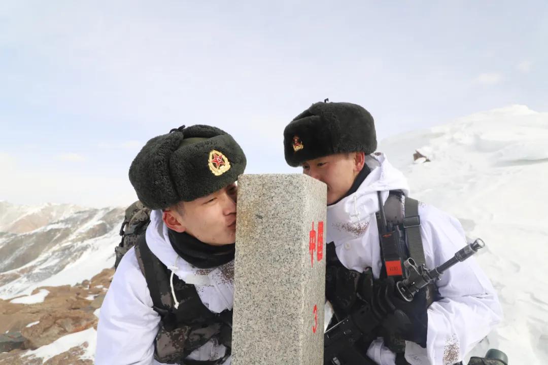 老兵退伍感人瞬间,老兵退伍潸然泪下