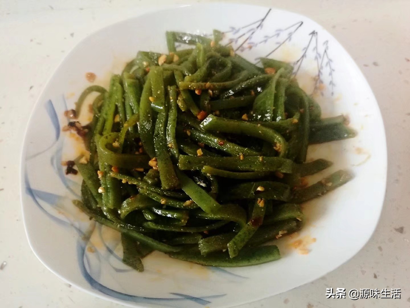 自己在家做凉皮私藏美食大分享,宅在家里做美食陕西凉皮让人垂涎