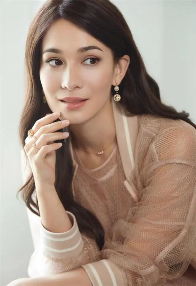 年轻的女人白头发梳什么发型,50岁发量少梳什么发型好看