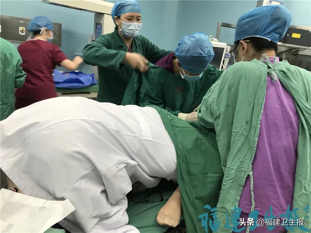 惊险！厦门一临产胎儿脐带脱垂，医师用两只手指托住一个新生命