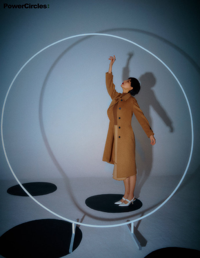 思加图水钻星空凉鞋同款,思加图镶钻小白鞋