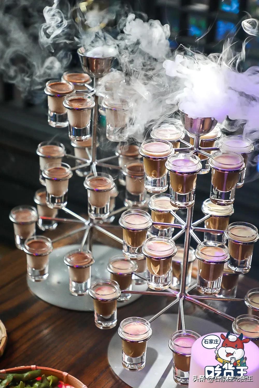 成都贰麻酒馆点啥酒,成都爆火的贰麻酒馆携手泸州老窖