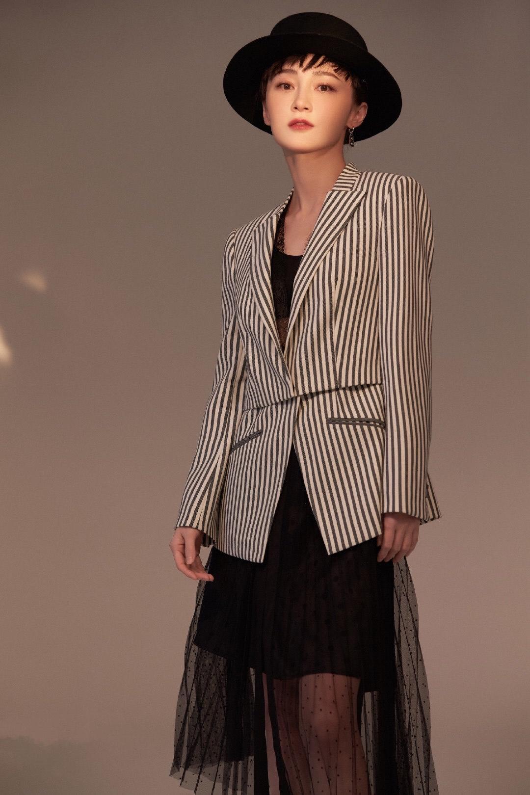 姚笛穿薄纱裙配什么发型,姚笛淡粉色深v裙秀身材