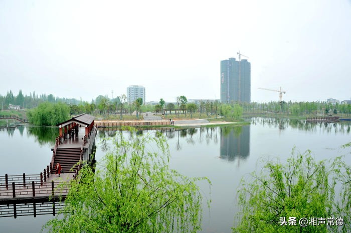 书写春联迎新春笔墨浓情送祝福,书写新篇章春联