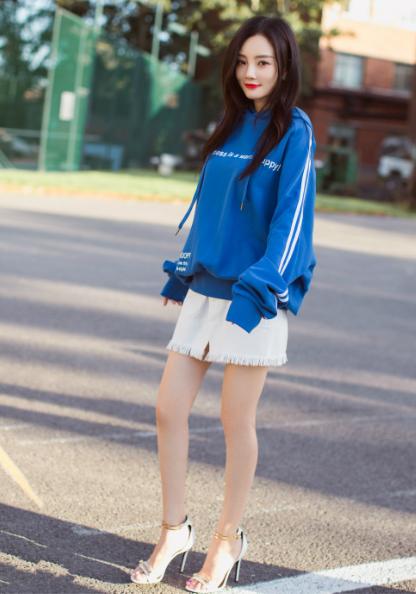 冉莹颖穿10小时高跟鞋，脱鞋后“触目惊心”，女人为了美真是拼了