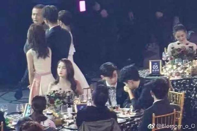 邓伦刘昊然同框热聊，两个人好直男呀，但旁边的关晓彤尴尬了