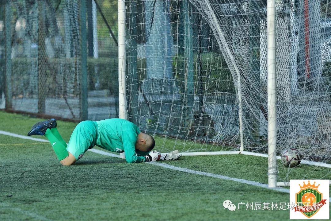 足球运动员为抗击疫情献力,疫情不隔离关爱