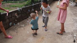 中国老爷爷给孙子做的神奇玩具,老外看中国爷爷给孙子做玩具