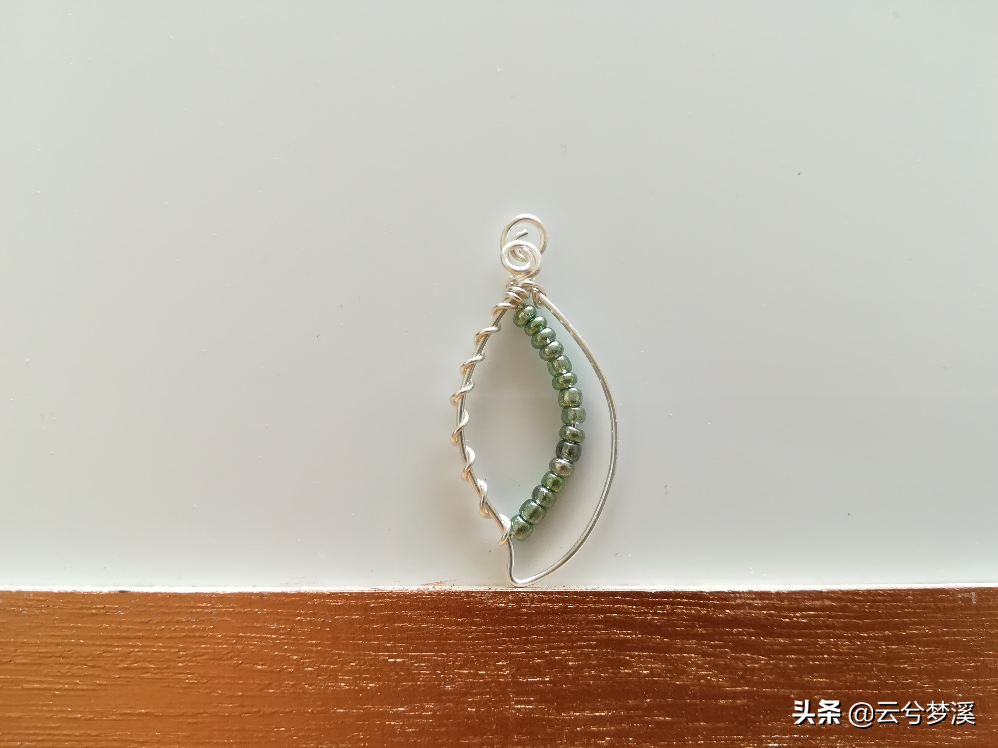 制作一片绿叶将春色戴在身边，一起期待春暖花开