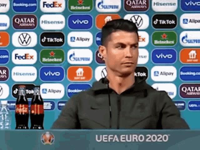 欧洲杯被冤枉的越位球,欧洲杯援助商闹乌龙