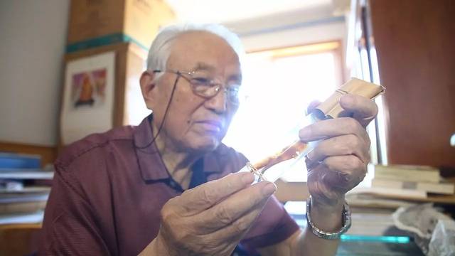 没有经费仍然坚持研究，他揭开了天麻生长的全部奥秘，药农为他立碑塑像