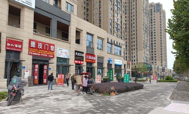 楼市有多惨？重庆某豪宅二十多家中介店混战，如今倒闭一大半？