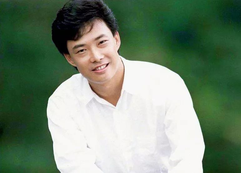 64岁费玉清告别歌坛，现场泪奔，万望珍重