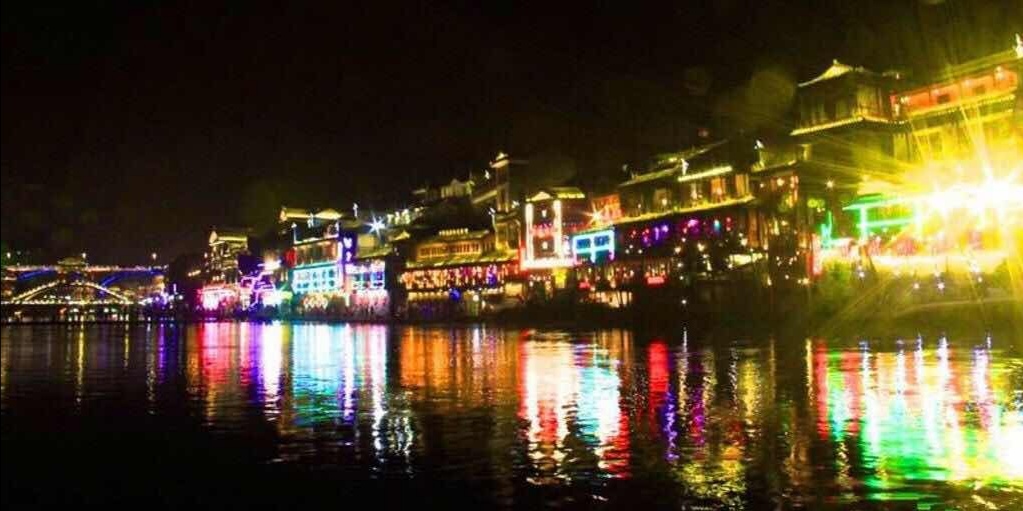 悠悠沱江：渔夫点亮边城夜，灯火照得凤凰醉！