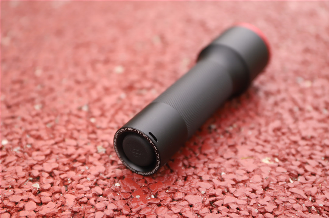 小米极蜂强光变焦手电拆解视频,小米强光手电筒