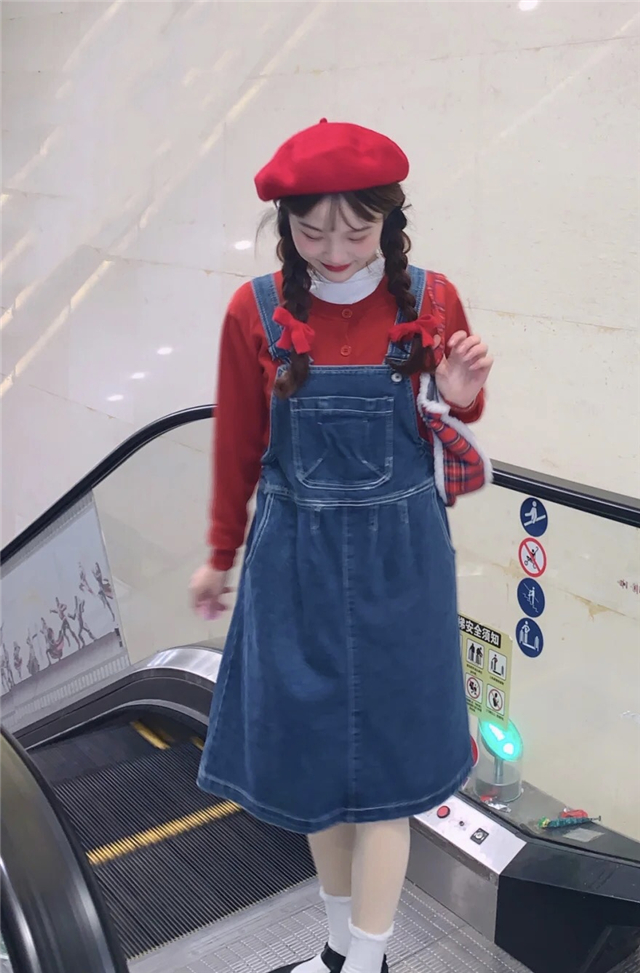 怎么把红色穿出不落俗套的时髦感,红色显土穿什么颜色好看